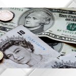 الإسترليني يتراجع أمام الدولار واليورو