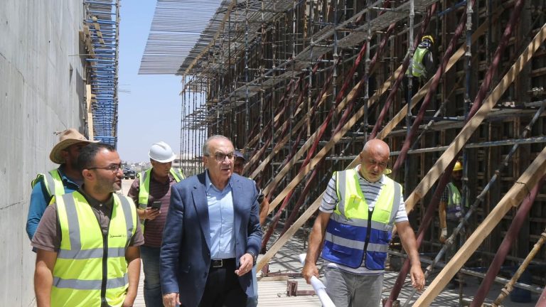وزير الأشغال يتفقد مشاريع طرق في إقليم الشمال ويؤكد ضرورة تسريع الإنجاز