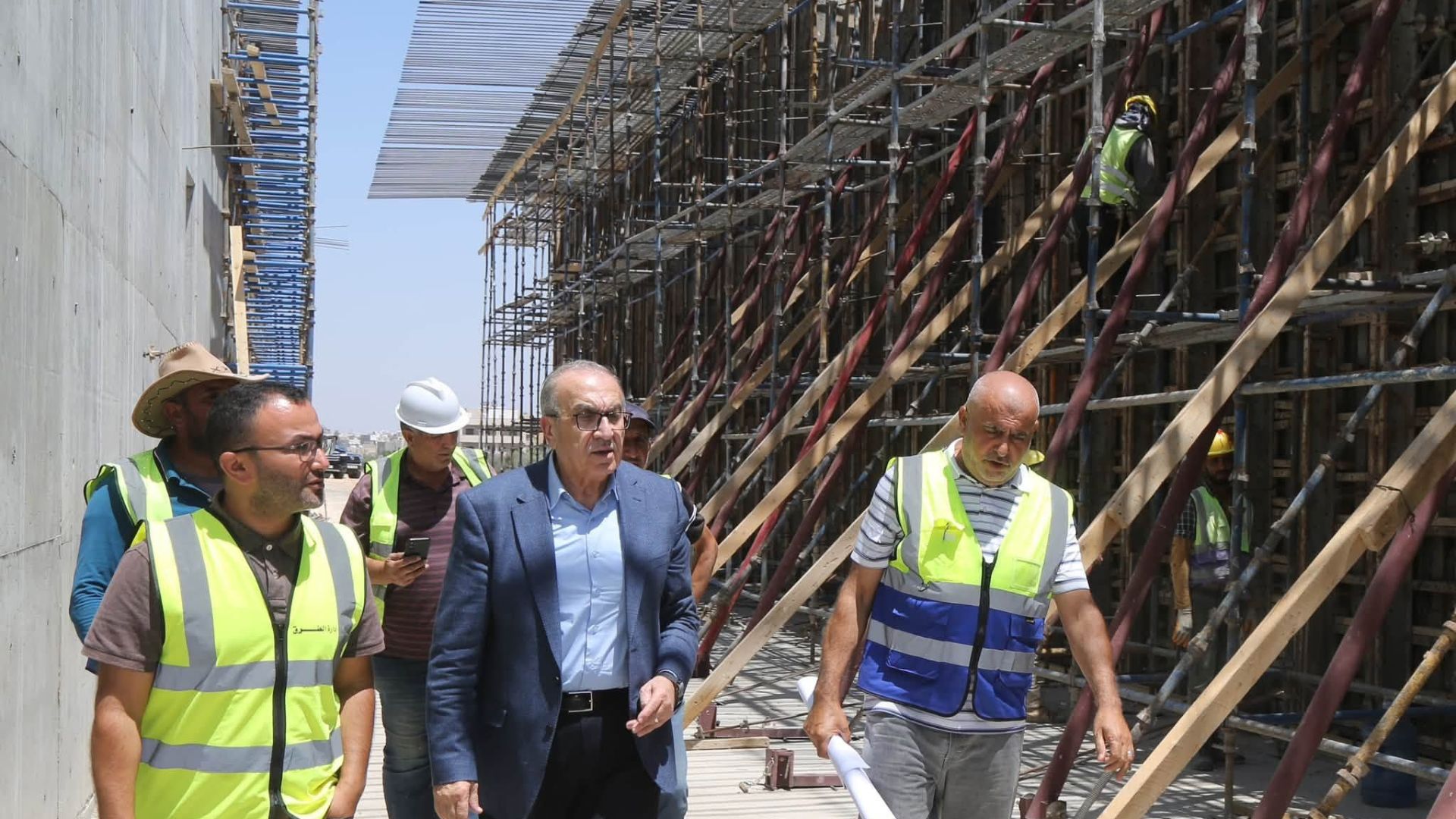 وزير الأشغال يتفقد مشاريع طرق في إقليم الشمال ويؤكد ضرورة تسريع الإنجاز