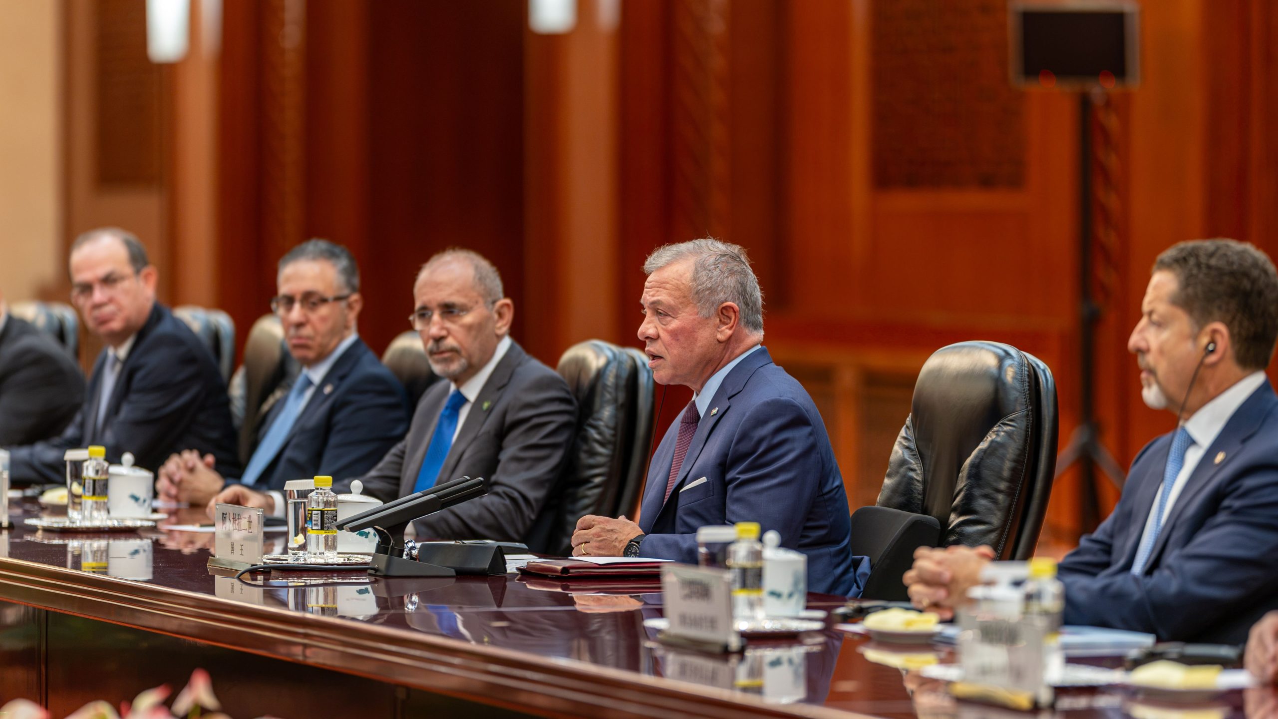 الملك يلتقي في بكين رئيس اللجنة الدائمة للمجلس الوطني لنواب الشعب الصيني