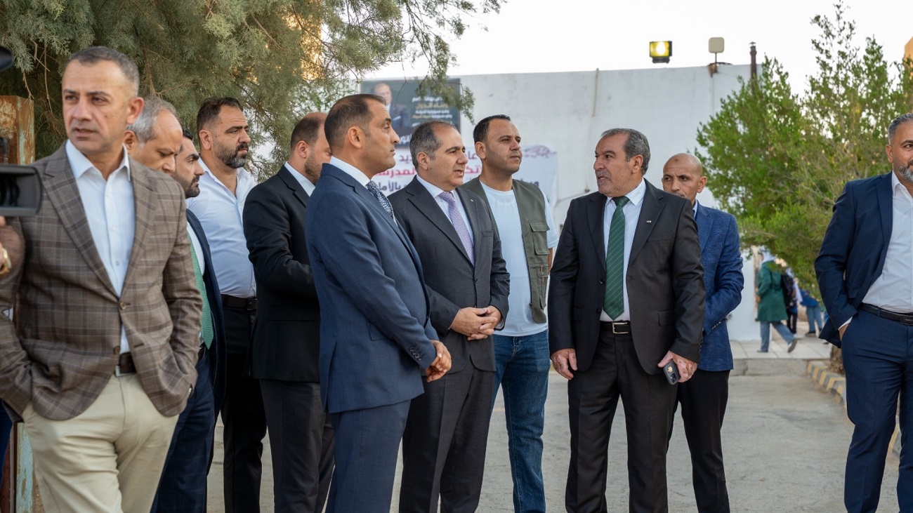 وزير الاستثمار يتابع ميدانيا مسارات النقل المدرسي في لواء القويرة مع انطلاق العام الدراسي