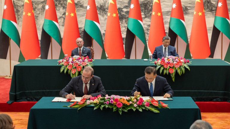 الملك والرئيس الصيني يشهدان توقيع اتفاقيات ومذكرات تفاهم بين البلدين
