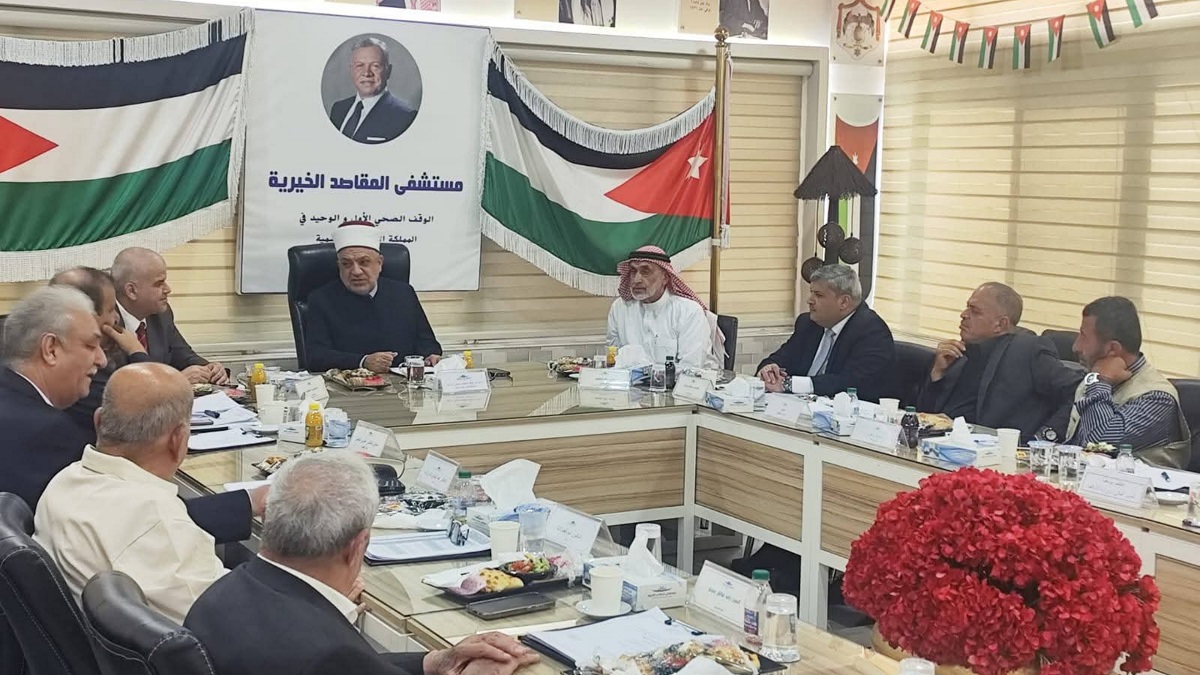 وزير الأوقاف يتفقد مستشفى المقاصد الخيرية ويترأس اجتماع مجلس إدارته