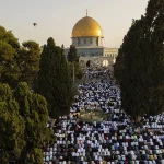 عشرات الآلاف يؤدون صلاة الجمعة في المسجد الأقصى المبارك