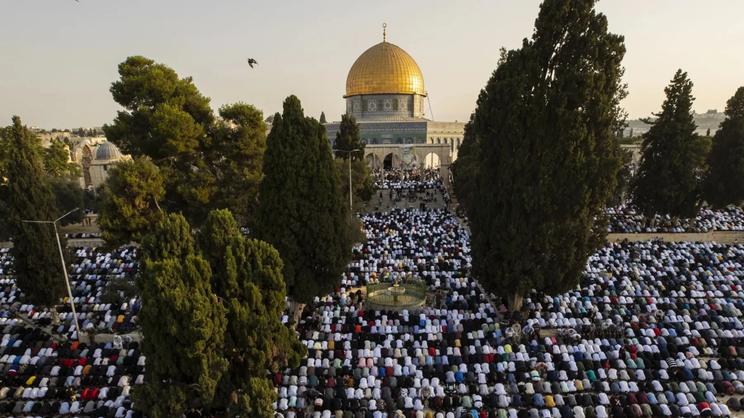عشرات الآلاف يؤدون صلاة الجمعة في المسجد الأقصى المبارك