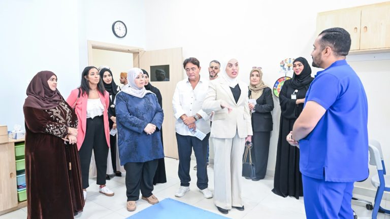 وزير التنمية الاجتماعية تطلع على تجربة مراكز الوفاء لتأهيل ذوي الإعاقة بسلطنة عُمان