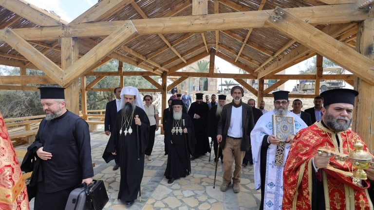 بطريرك بلغاريا يزور موقع معمودية السيد المسيح في المغطس