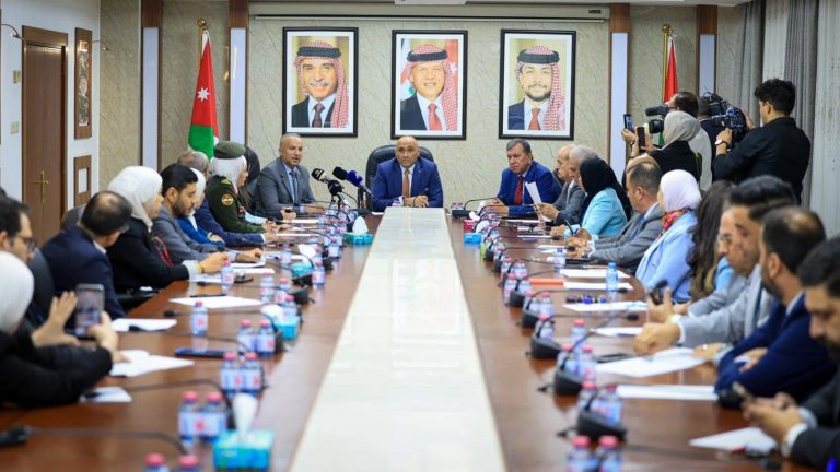 الصحة النيابية وبنك الدواء يبحثان إطلاق حملة "دواء آمن بلا هدر"