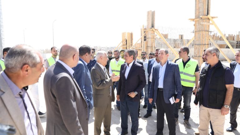 رئيس الديوان الملكي يتفقد مشاريع مبادرات ملكية في الزرقاء ويزور مبنى النادي القوقازي