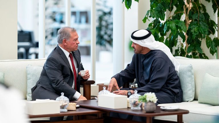 الملك ورئيس دولة الإمارات يعقدان مباحثات في أبوظبي