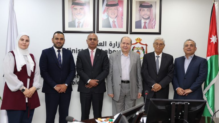 وزارة العمل ومستشفى العقبة الجامعي يوقعان مذكرة لتوفير 100 فرصة عمل