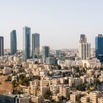 طقس معتدل اليوم وانخفاض ملموس وزخات مطرية الثلاثاء