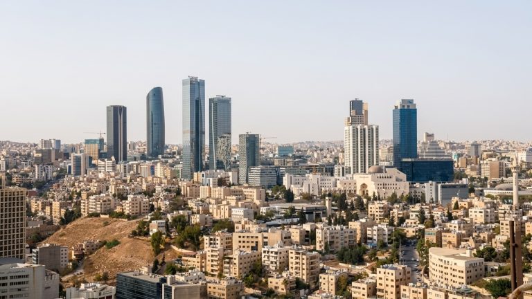 طقس معتدل اليوم وانخفاض ملموس وزخات مطرية الثلاثاء