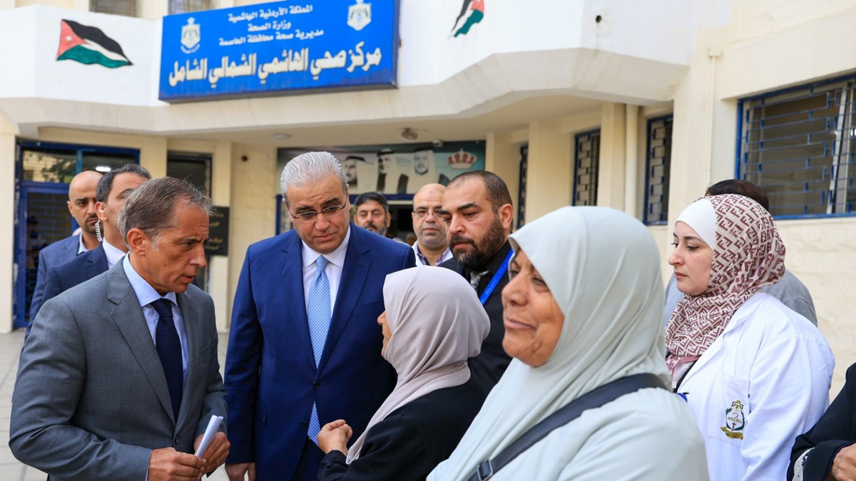 رئيس الوزراء يتفقَّد مواقع صحيَّة وتعليميَّة ومهنيَّة في لواء ماركا (إعادة مستكملة)